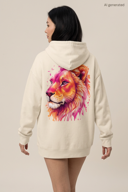 Frau in Rückenansicht mit cremefarbenem Oversized-Hoodie und großem Löwenkopf in Pink, Orange und Gold. KI-generiertes Mockup.