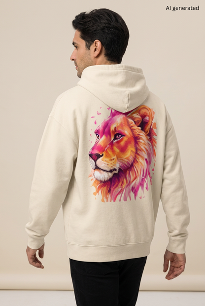 Mann in Rückenansicht mit cremefarbenem Oversized-Hoodie und großem Löwenkopf in Pink, Orange und Gold. KI-generiertes Mockup.