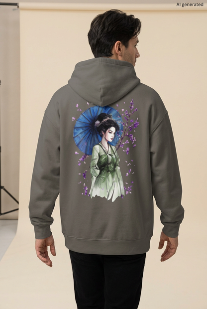 Mann mit asphaltgrauem Oversized-Hoodie, Rückenmotiv einer Maiko im grünen Kimono mit blauem Schirm und violetten Blüten. KI-generiertes Mockup.