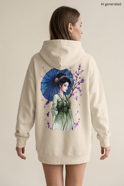 Frau mit cremefarbenem Oversized-Hoodie, Rückenmotiv einer Maiko im grünen Kimono mit blauem Schirm und violetten Blüten. KI-generiertes Mockup.