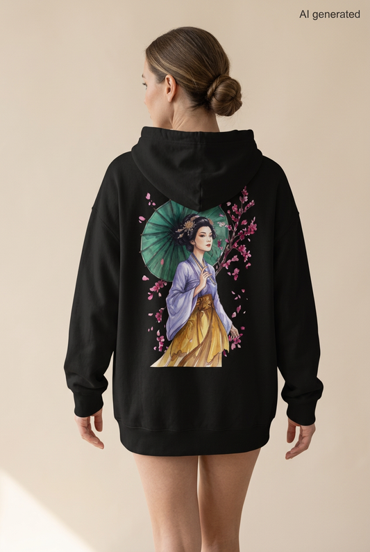 Frau mit schwarzem Oversized-Hoodie, Rückenmotiv einer Maiko im lila-goldenen Kimono mit grünem Schirm und rosa Blüten. KI-generiertes Mockup.