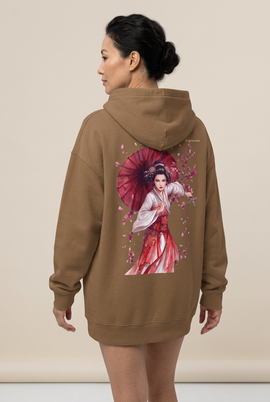 Frau mit braunem Oversized-Hoodie, Rückenmotiv einer Maiko im rot-weißen Kimono mit rotem Schirm und rosa Blüten. KI-generiertes Mockup.