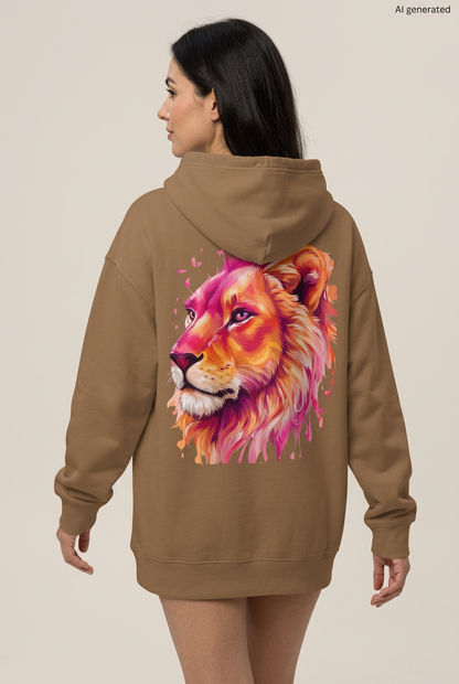 Frau in Rückenansicht mit braunem Oversized-Hoodie und großem Löwenkopf in Pink, Orange und Gold. KI-generiertes Mockup.